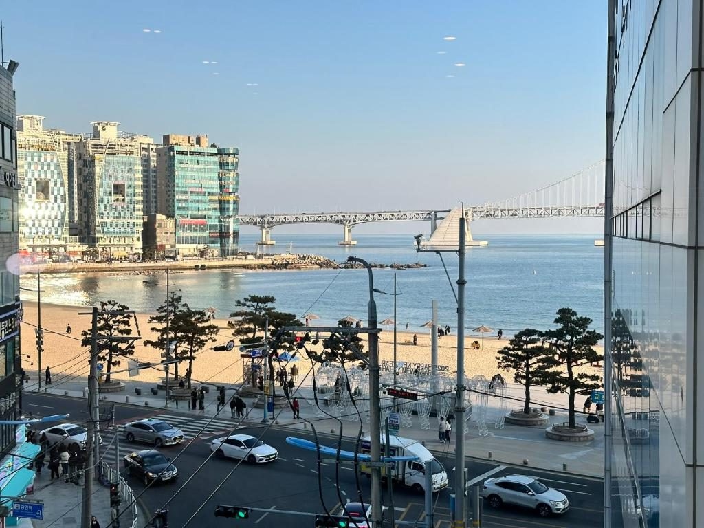 광안리 축제, 성수기에는 부르는게 값 "광안리해수욕장 초근접! 리모델링된 감성 숙박시설 임대! 2번째 사진